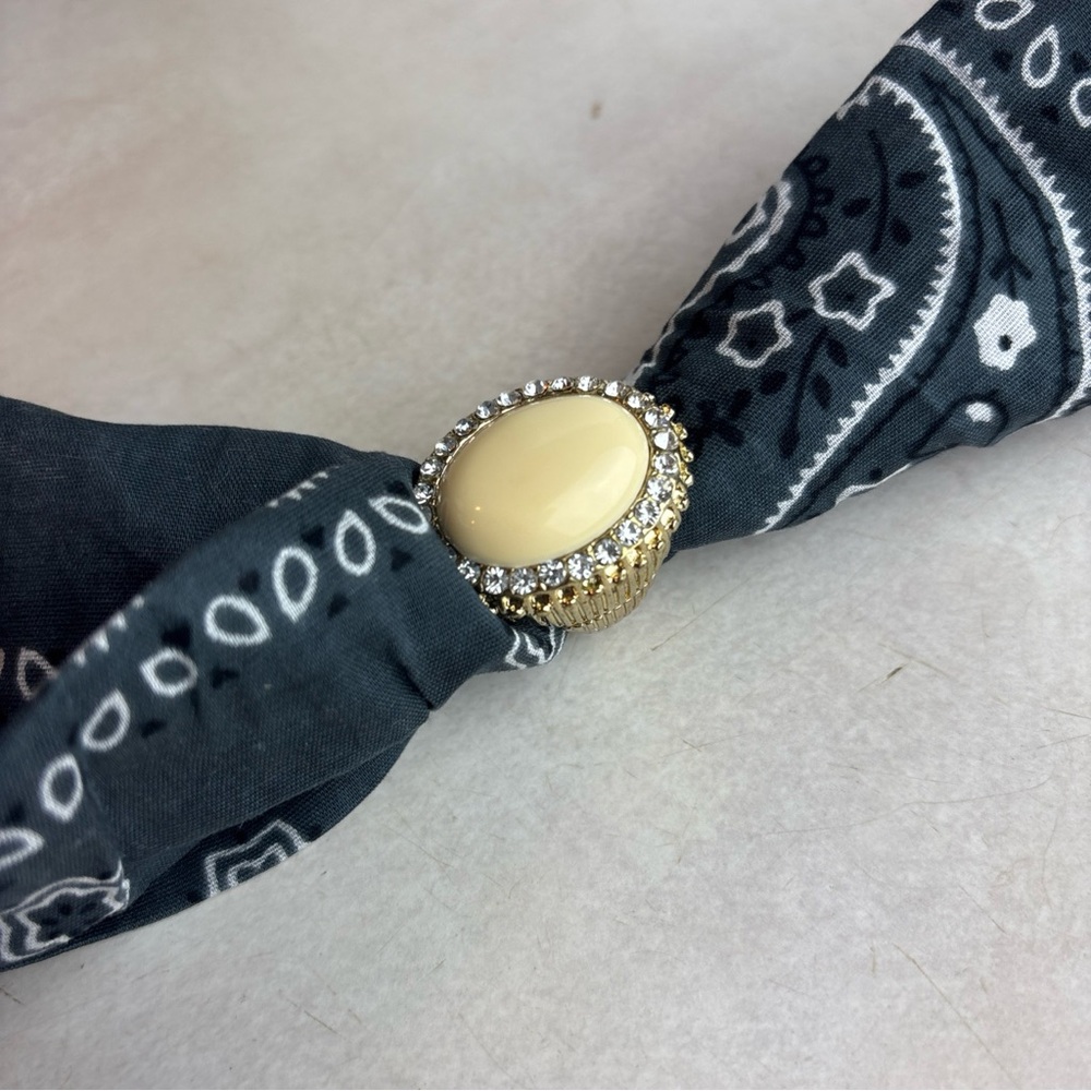 Costume Jewelry Fashion Ring Cream Oval Rhinestone One Size Stretchy Western